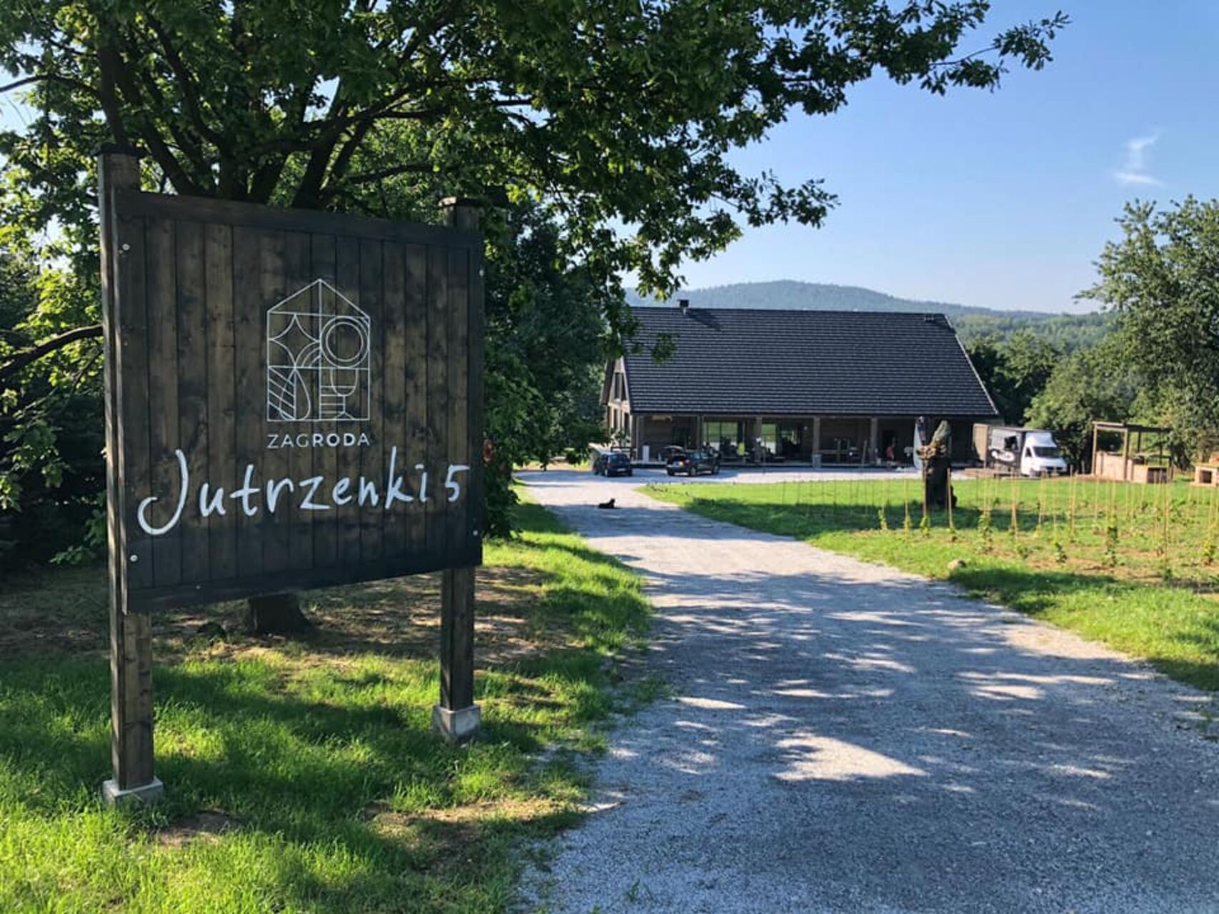 „Zagroda Jutrzenki 5 – tam, gdzie rodzą się wspomnienia.”
