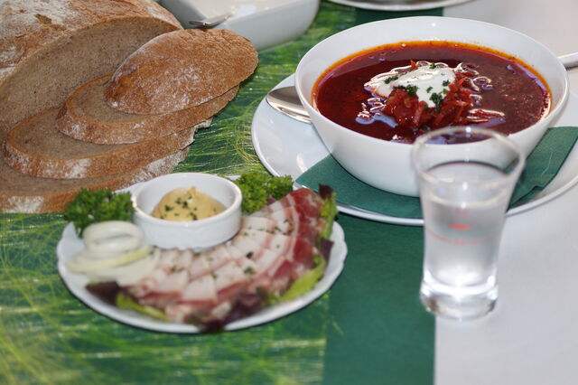 Borschtsch wird traditionell mit schwarzem Brot und Salo gegessen.