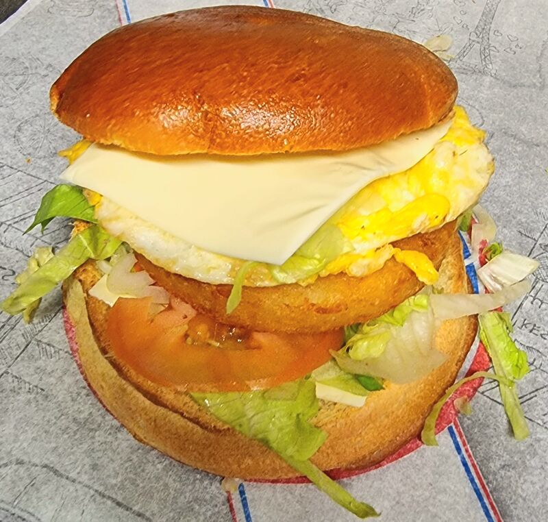Burger végé
Pain artisanal, Crudités, œuf, galette de pomme de terre 🥔, fromage