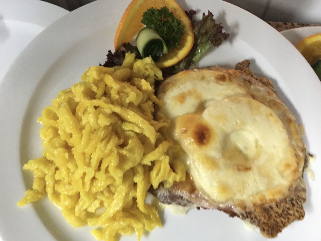 Schnitzel „Hawaii“ mit handgeschabten Spätzle