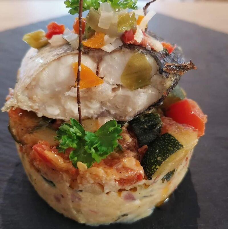 BAR ACCOMPAGNEES DE SON GRATIN DE BANANES PLANTAINS