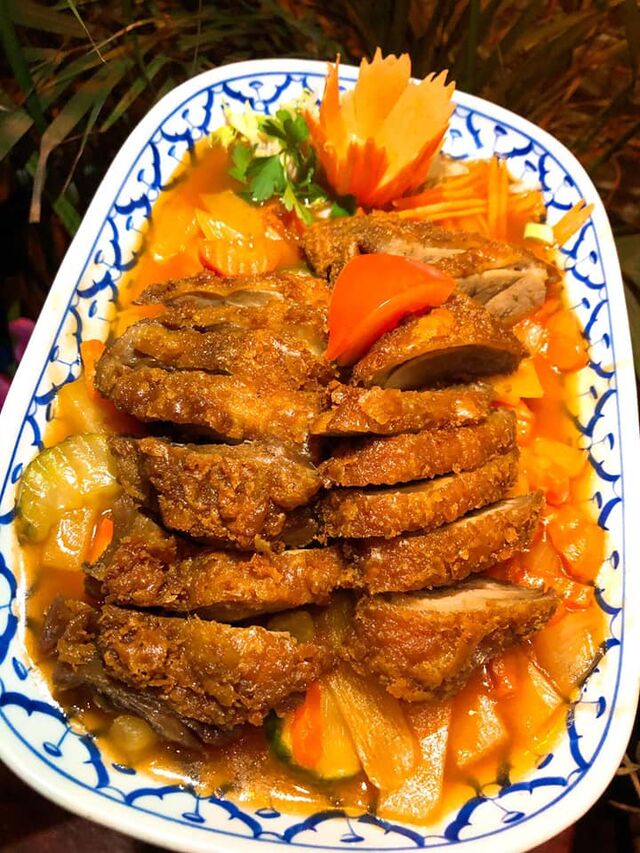Cheow Mak Kahm mit Ente - Fruchtige Tamarindensauce mit Ananas, Möhren, Zwiebeln, Gurken, Tomaten und Bambus mit knuspriger Ente