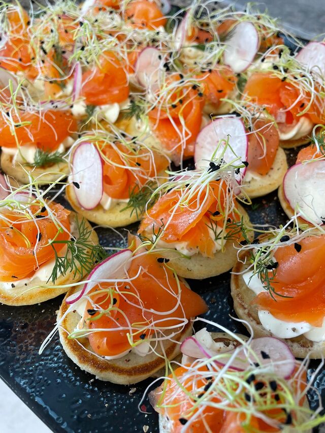 Blini maison, crème au citron et saumon fumé