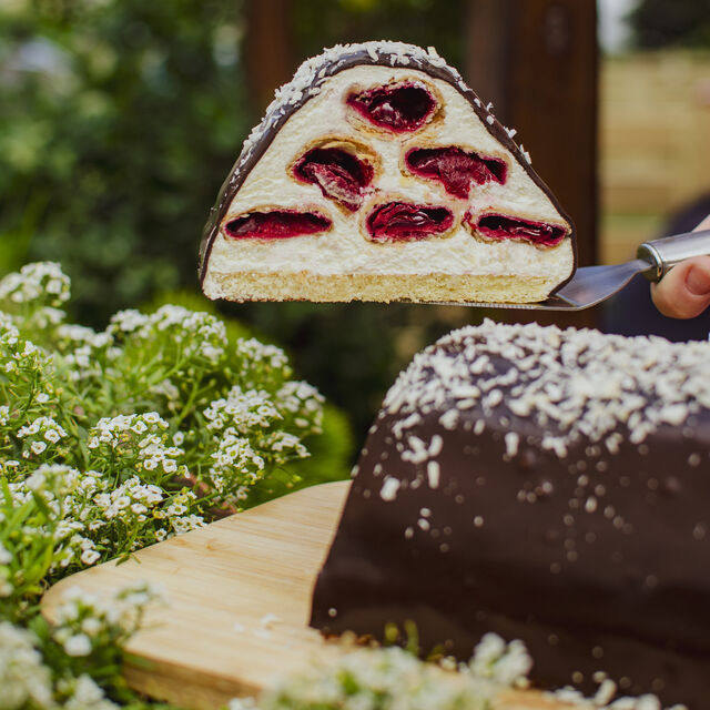 Монастирська хатинка - трубочки з пісочного тіста наповнені вишнею, сметанний крем, шоколадна глазур.