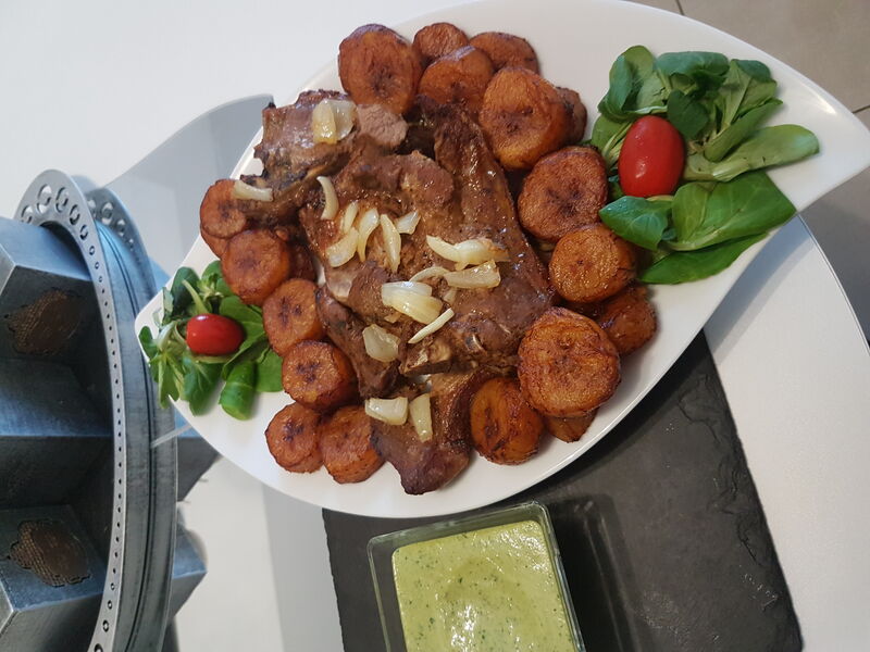 Les assiettes individuelles composées de viandes, bananes plantains et sauce