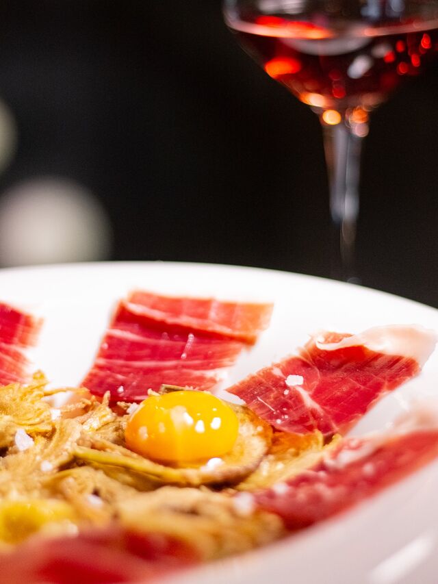 Alcachofas fritas con huevo y jamón ibérico 