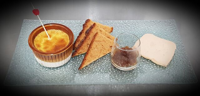 Foie gras maison, confit d'oignons, pain d'épices, crème brûlée au foie gras