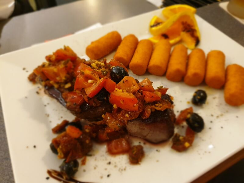 Rumpsteak Pizzaiola
mit pikanter Tomatensoße, Oliven und Kapern