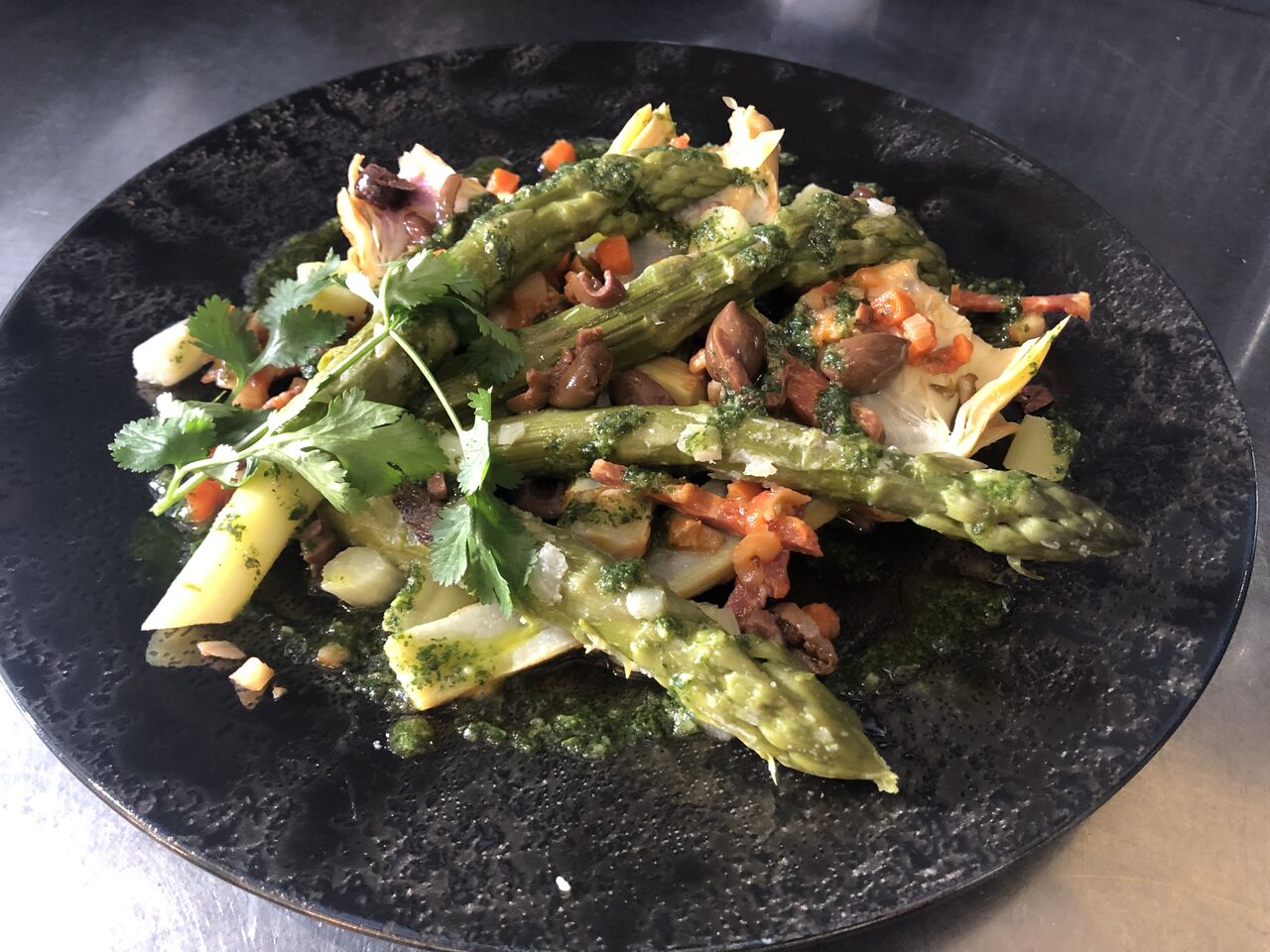 Duo d'asperges et barigoule d'artichaut