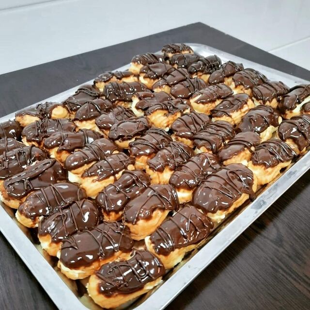 Mini-eclere cu crema de vanilie și glazura de ciocolata