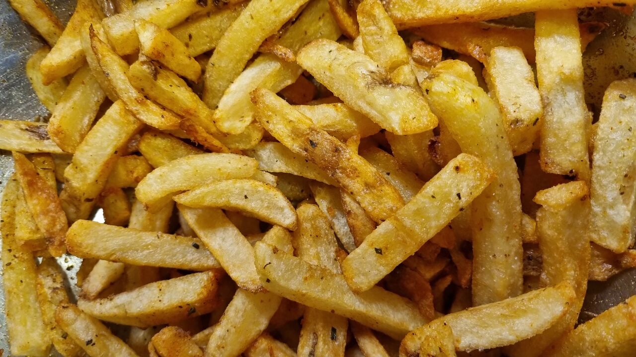 Nos frites maison, saupoudrées d'épices. 