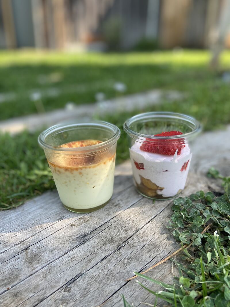 Crème caramel et comme une charlotte aux fraises