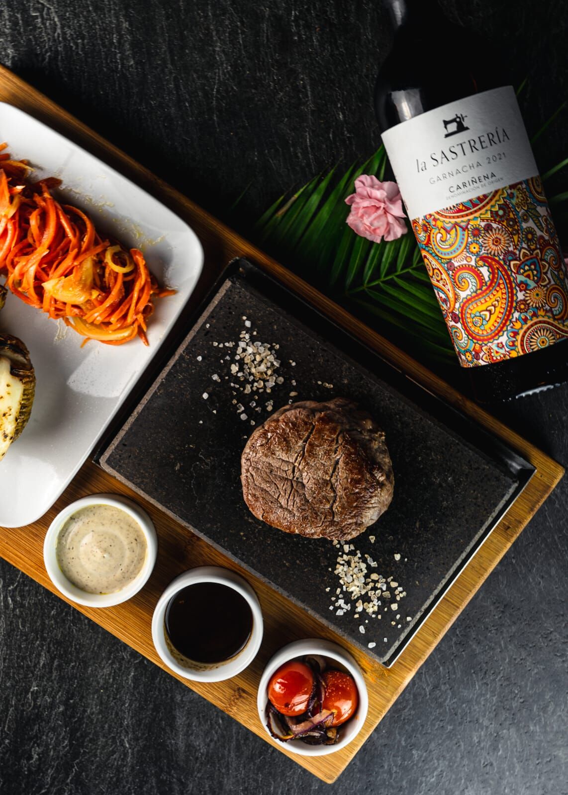 Stek z polędwicy wołowej podawany na gorącym kamieniu