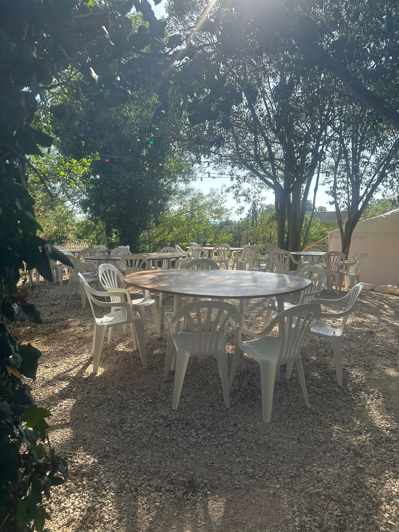 Notre espace évènement sous les arbres
