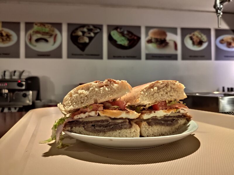 Milanesa TUCU
(pan artesanal , escalope de ternera, jamón york, queso , huevo , lechuga y tomate)