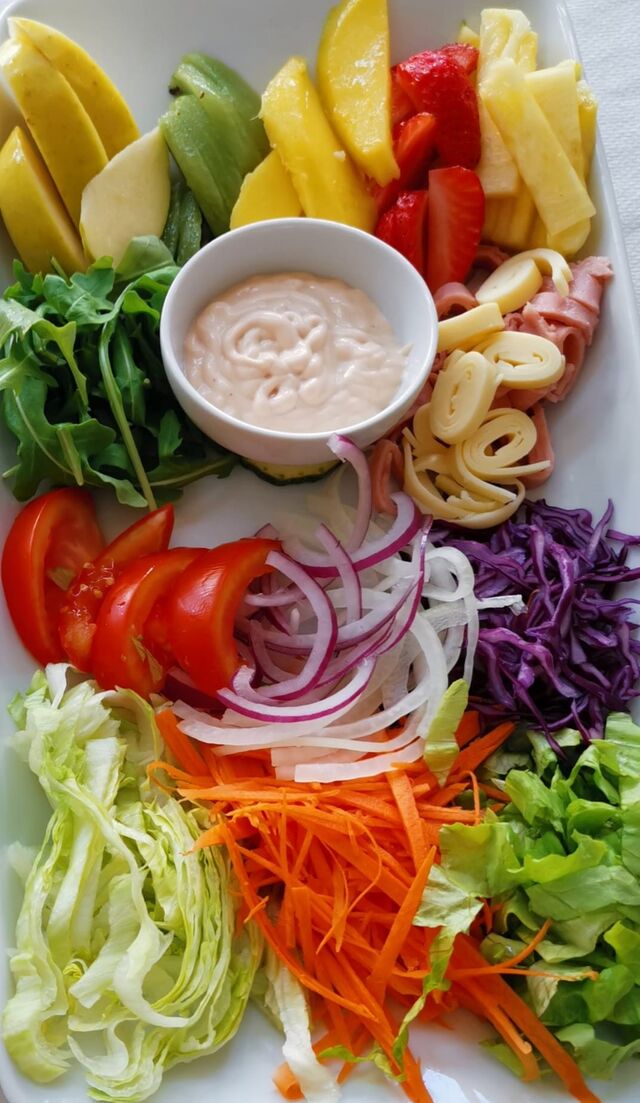 Salada Novo Molhe
(com rúcula, iceberg, cenoura, tomate, couve roxa, queijo, fiambre, manga, kiwi, maçã, ananás e m. cocktail)