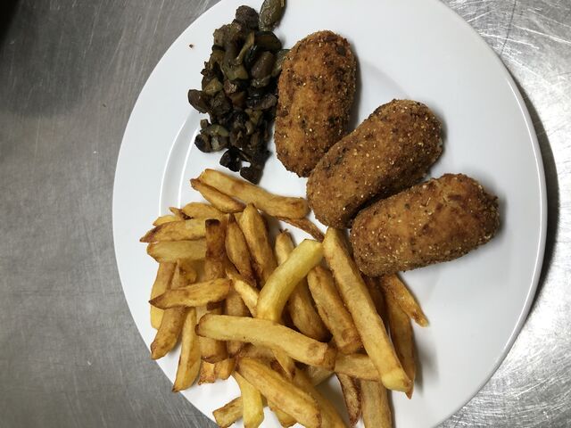 Croquettes de Poulet maison, frites maison et légumes frais