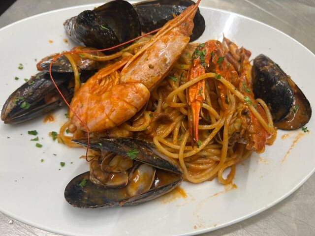 Spaghetti allo scoglio cozze e vongole gambero polpo calamaro e granchio