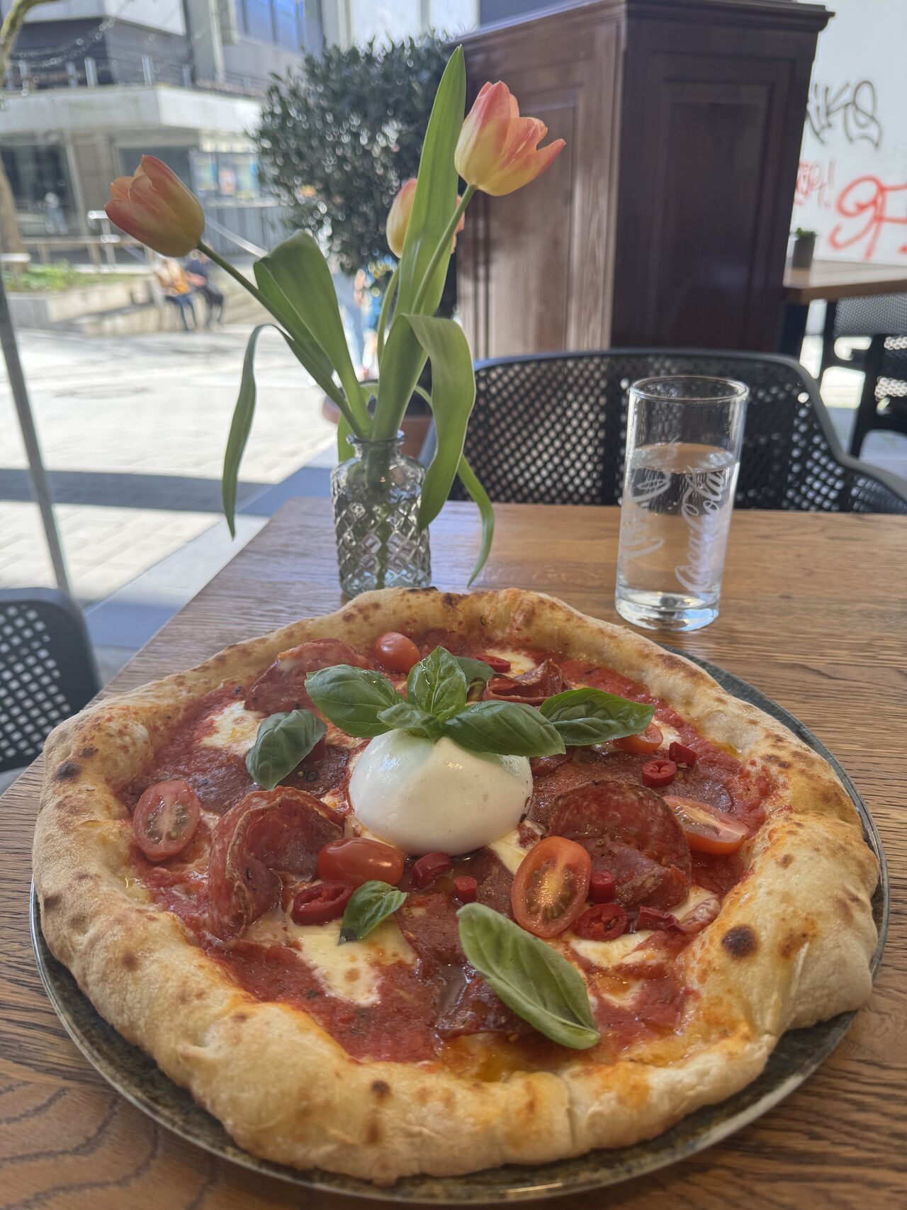 Pizza Salami mit Chilli und Burrata