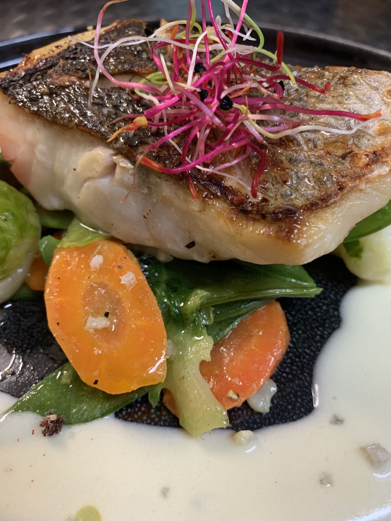Le Pavé de Bar sur Peau, Sauce Champagne et Petits Légumes de Saison
