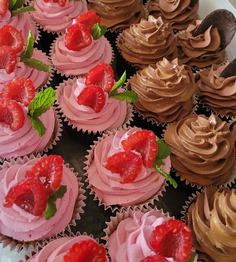 Malinové a čokoládové cupcakes