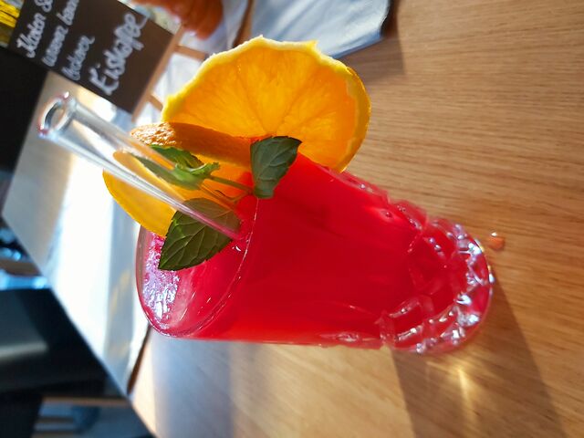 wir bieten auch leckere Cocktails an.
Fragen Sie uns gerne und wir empfehlen Ihnen ein wunderbares Getränk