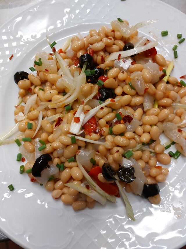 Empedrat de cigrons, ceba tendra i bacallà