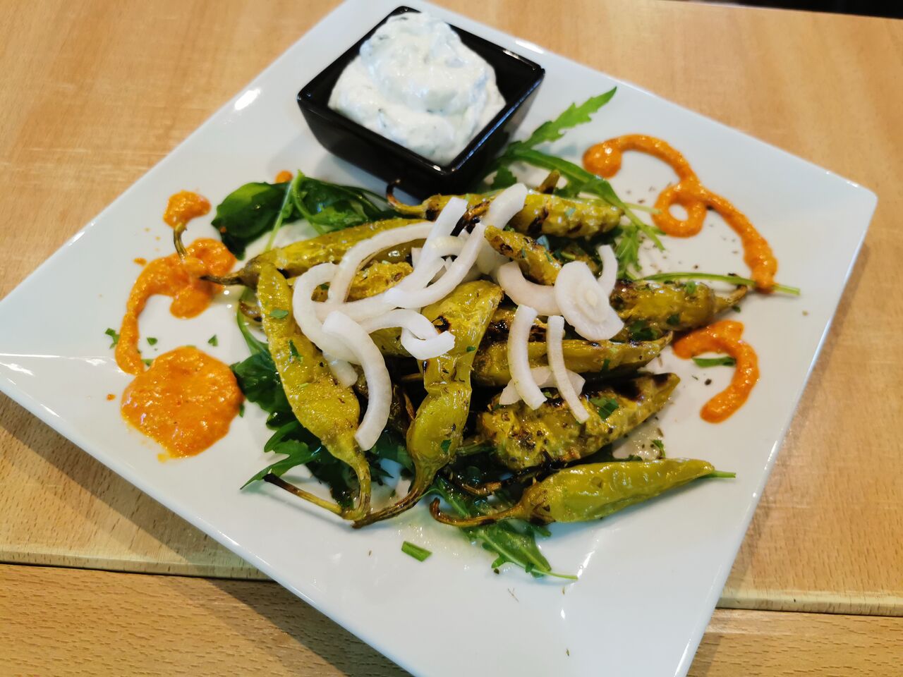 Peperoni gegrillte mit Tzatziki
