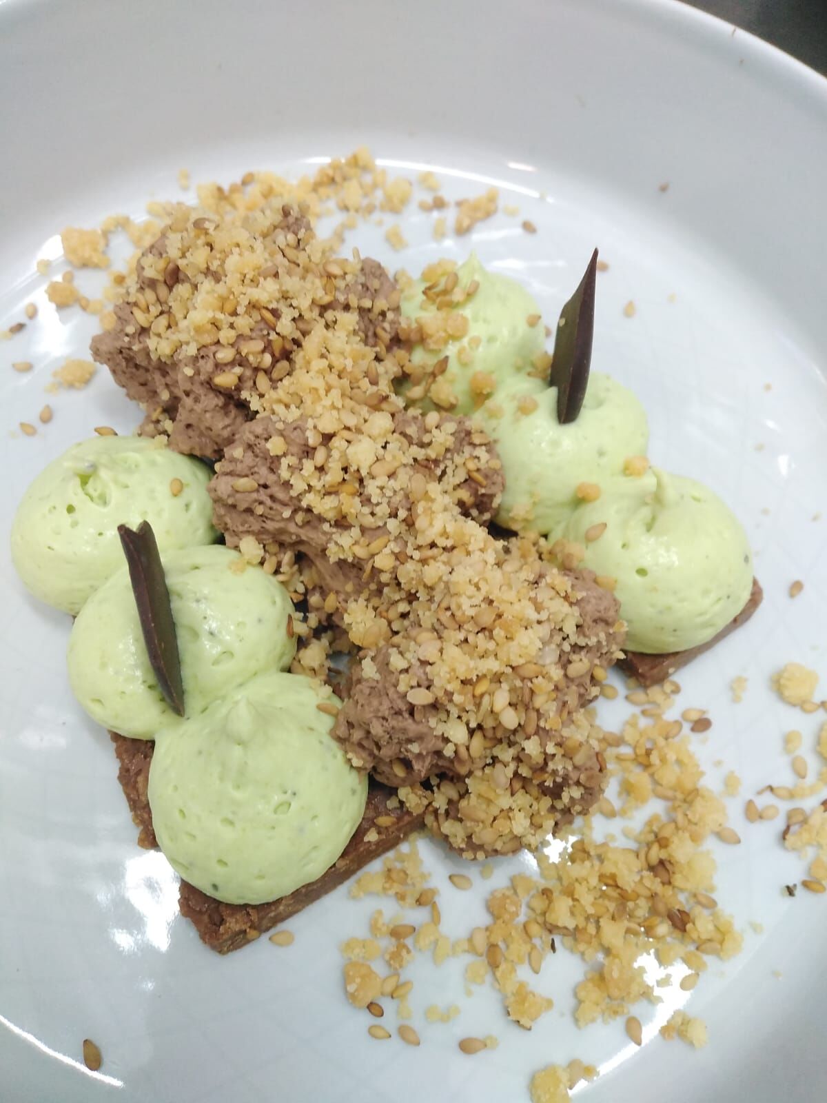 Mousse au Chocolat / Feuillantine Praliné / Ganache Pistache