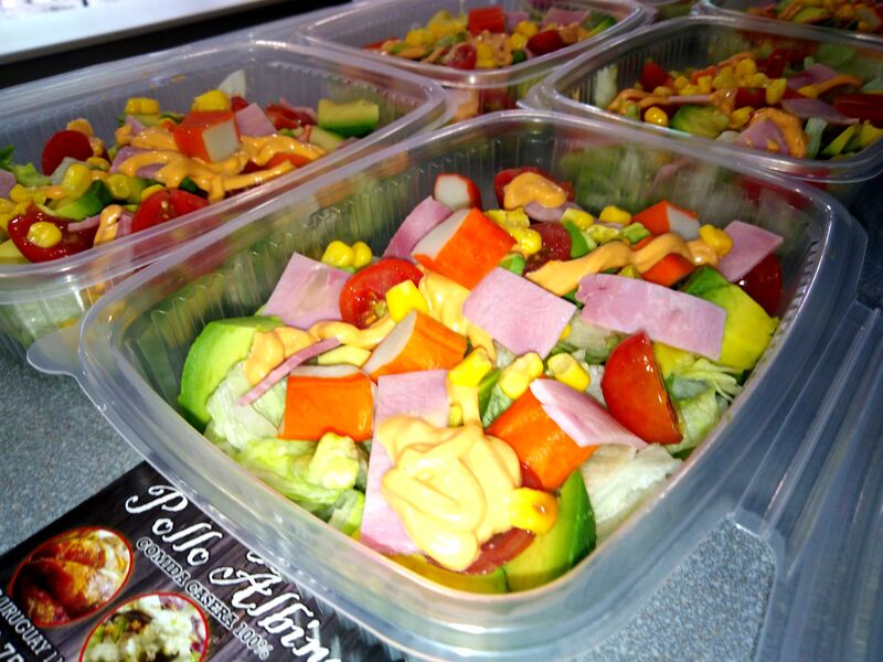 Una de nuestras ensaladas del menú, ensalada con aguacate, salsa rosa