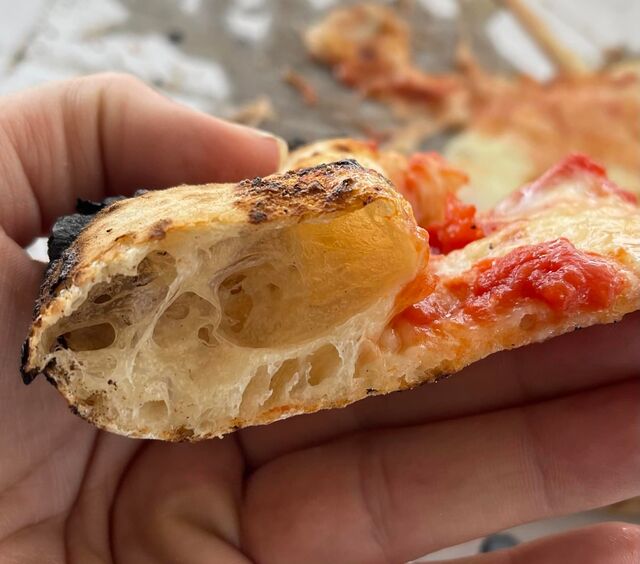 Pâte au levain artisanale, aérée et digeste avec une maturation lente de la pâte.