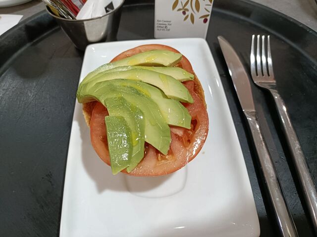 Tostada con Tomate, Aguacate y Aceite de Oliva Virgen Extra