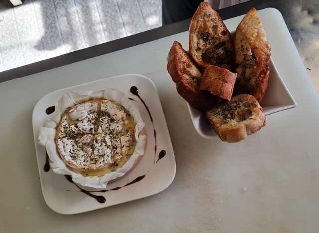 Notre Camembert au four préparé, avec ses petits croutons 