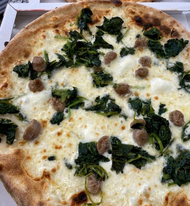 Amalfi:
mozzarella fior di latte, salsiccia e friarielli