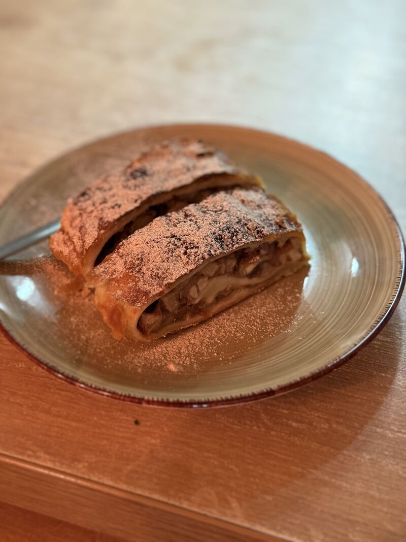 Jablkový závin s ořechy