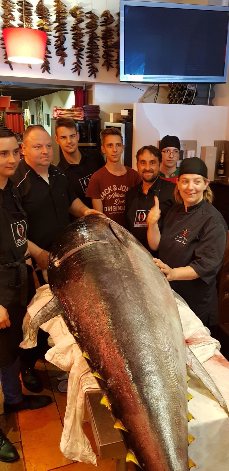 Arrivage d'un thon rouge de Méditerranée de 240kg