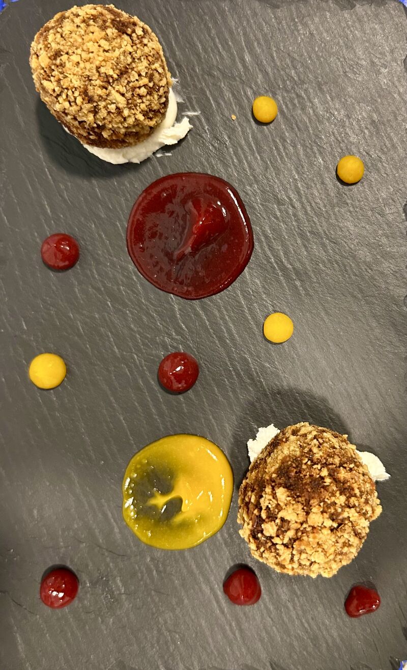 Croqueta de chocolate con ganache de chocolate blanco y coulis de frutos rojos y puré de mango