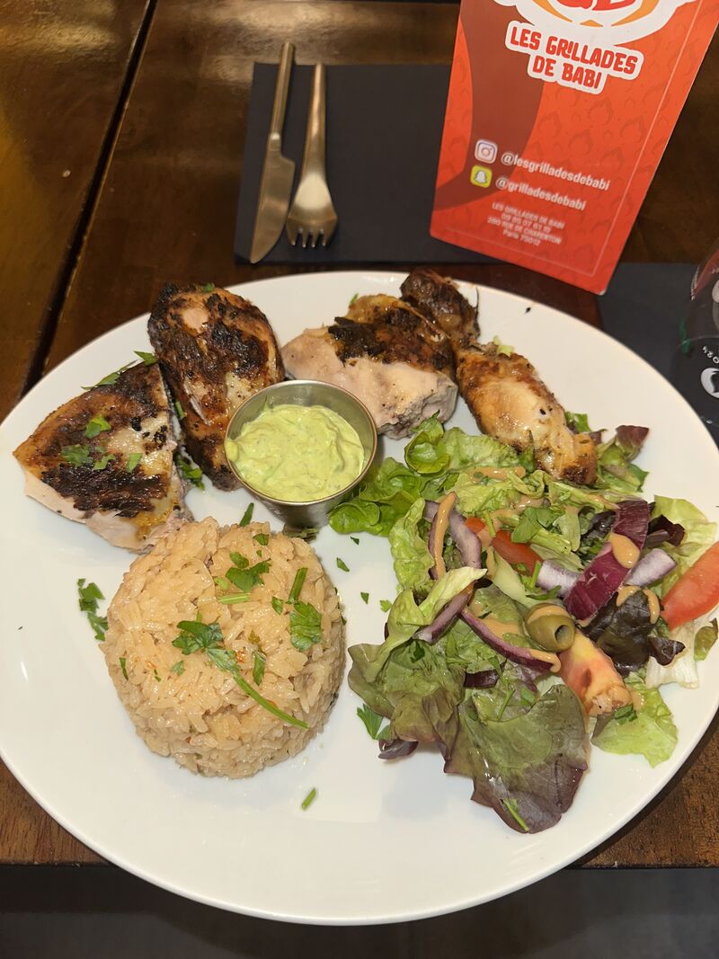 Notre célèbre poulet sauce verte accompagné de sa purée de patate douce maison. 