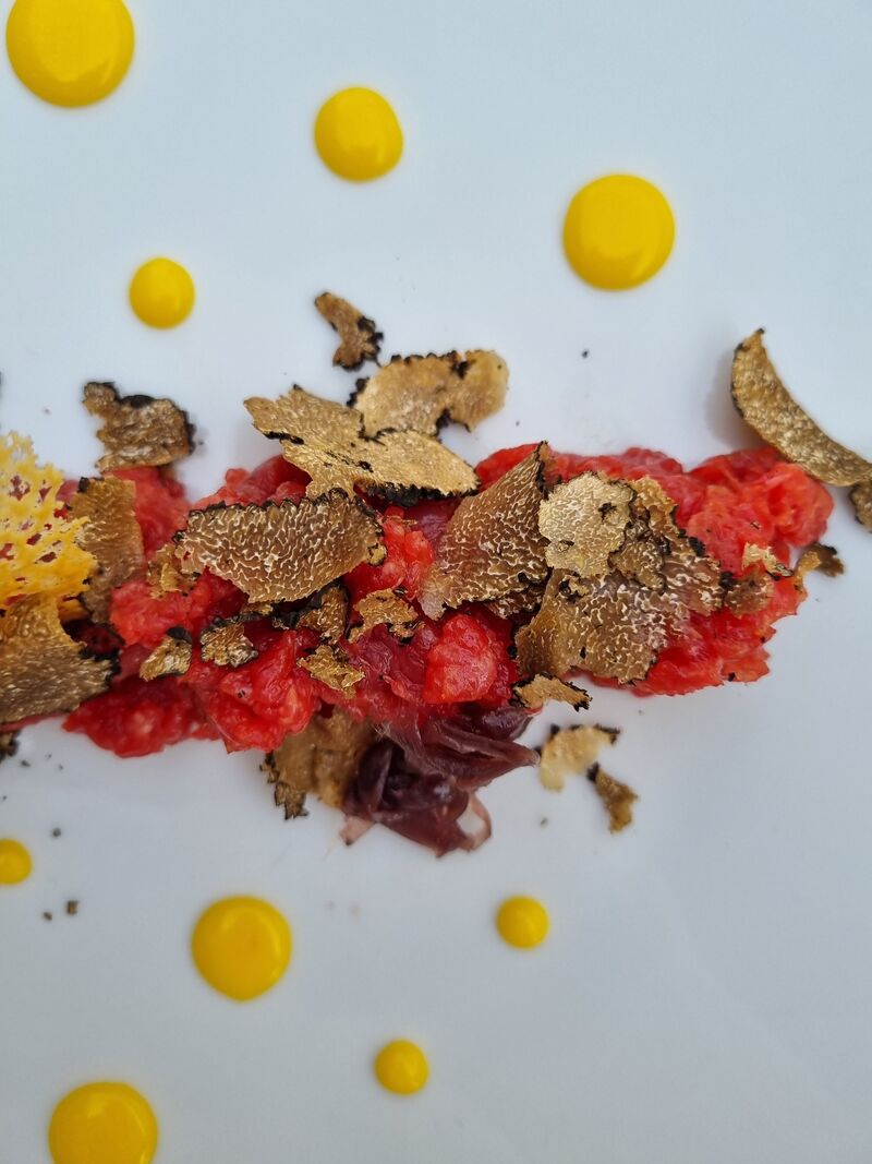 Tartare di fassona piemontese, zabaione al parmigiano, cipolla caramellata, tartufo nero della lessinia