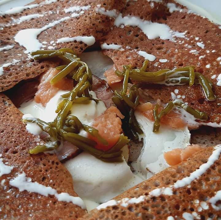 La Graal du Pécheur :
Crêpe de blé noir, chèvre, andouille de Guémené, Saumon fumé et crème fraîche.
Crêpe Terre et Mer.