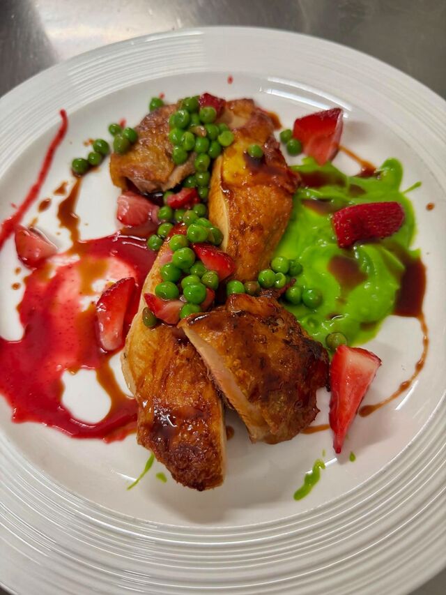 Faraona con piselli e fragole 