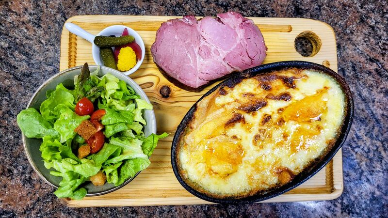 Tartiflette au munster, échine fumée et bouquet de salade