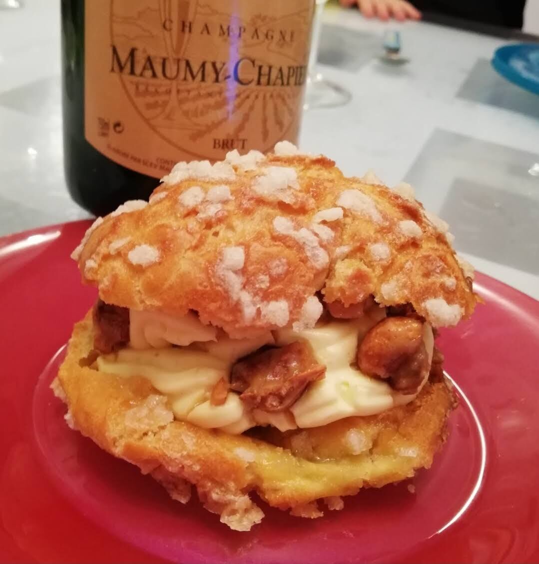 Chou vanille / cacahuète (Chou : crème diplomate à la vanille et cacahuètes caramélisées)