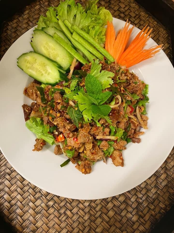 X6. Larb Ped
(Gehackte Entenfleisch Salat mit Zitronengrass, Koriander Pfefferminze, Rote Zwiebeln in Fischsoßen Dressing)