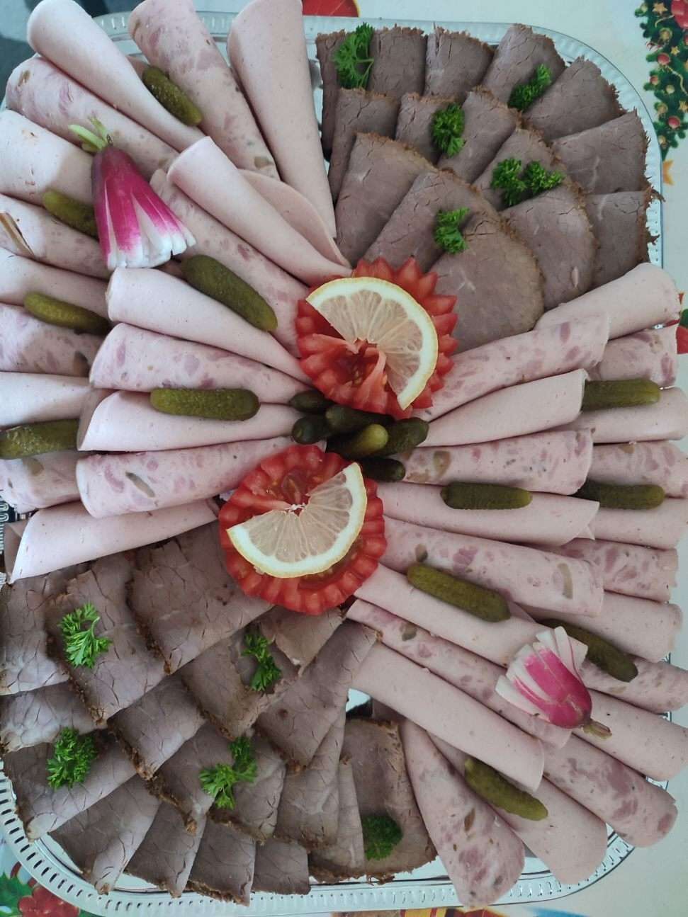 N'hésitez pas à commander nos plateaux de charcuterie ....