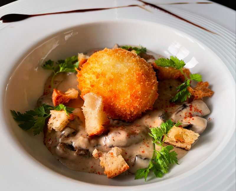 Oeuf mollet pané et crème de champignons