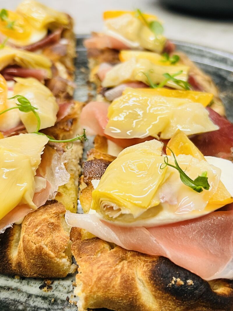 Pinsa carciofi e mocetta 