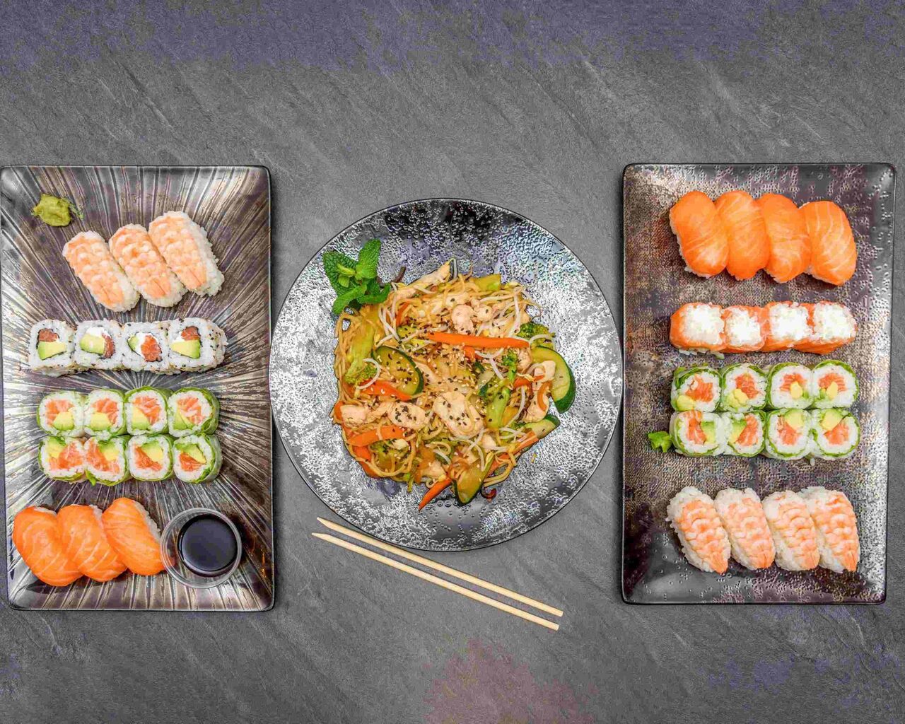 Sushis et Nouilles sautées au Poulet et Légumes