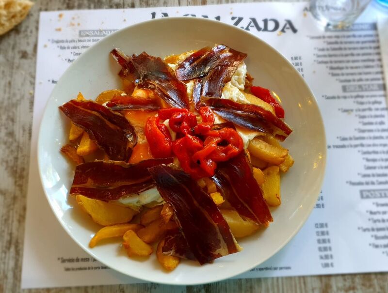 HUEVOS ROTOS CON CECINA