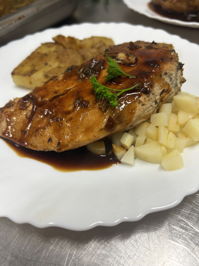 Suprême de volaille au thym cuit à basse température, brunoise de panais, pomme de terre tapées et jus de viande aux échalottes